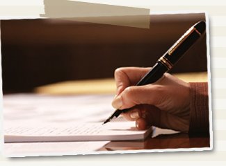 便箋に万年筆で手紙をしたためる手元