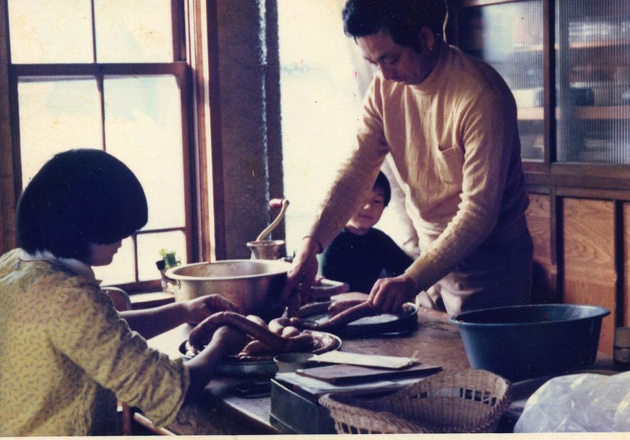 1977年頃、台所で家族そろってソーセージづくりをする様子