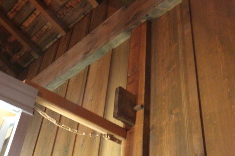 旧島松駅逓所の建物内部。明治時代の柱と梁が見えている