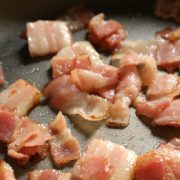 ベーコンから美味しい旨みがでてきます。