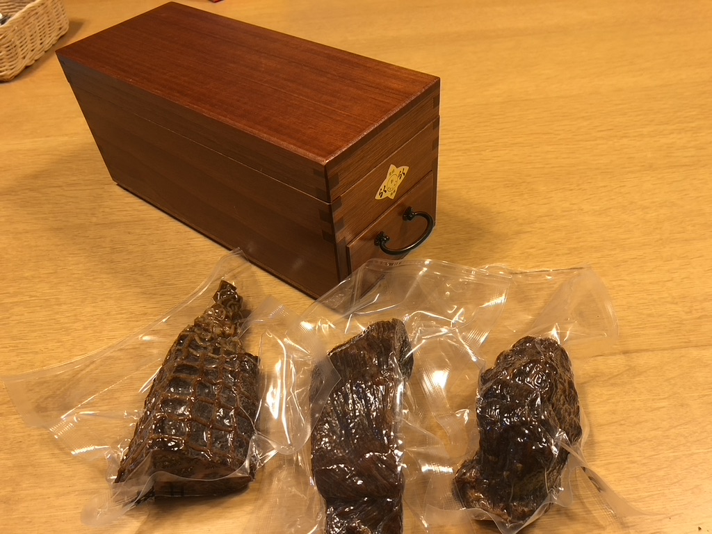 ベーコン節の試作品をパーティに持ち込んだ様子