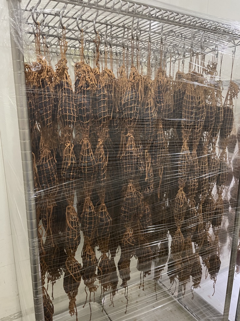 エーデルワイスファームの熟成庫で出番を待つ肉塊