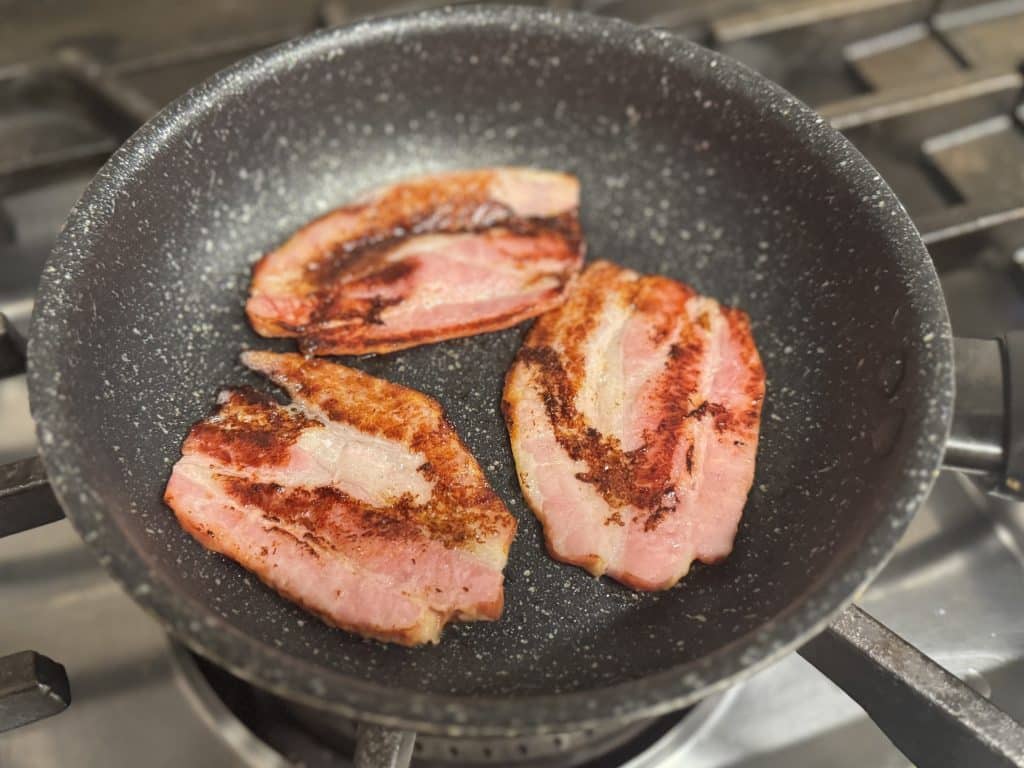 ベーコンA社のベーコン　脂がほとんど出ず、表面が乾燥して焦げ始めている。