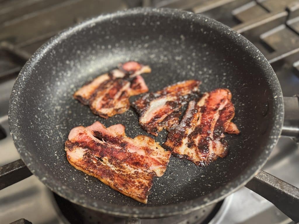 B社のベーコンも脂がほとんど出ず、表面が乾燥して焦げ始めている。