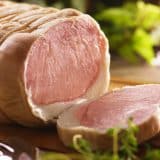 きめの細かいハムの断面。肉そのものの食感が楽しめる。ギフトにも最適。