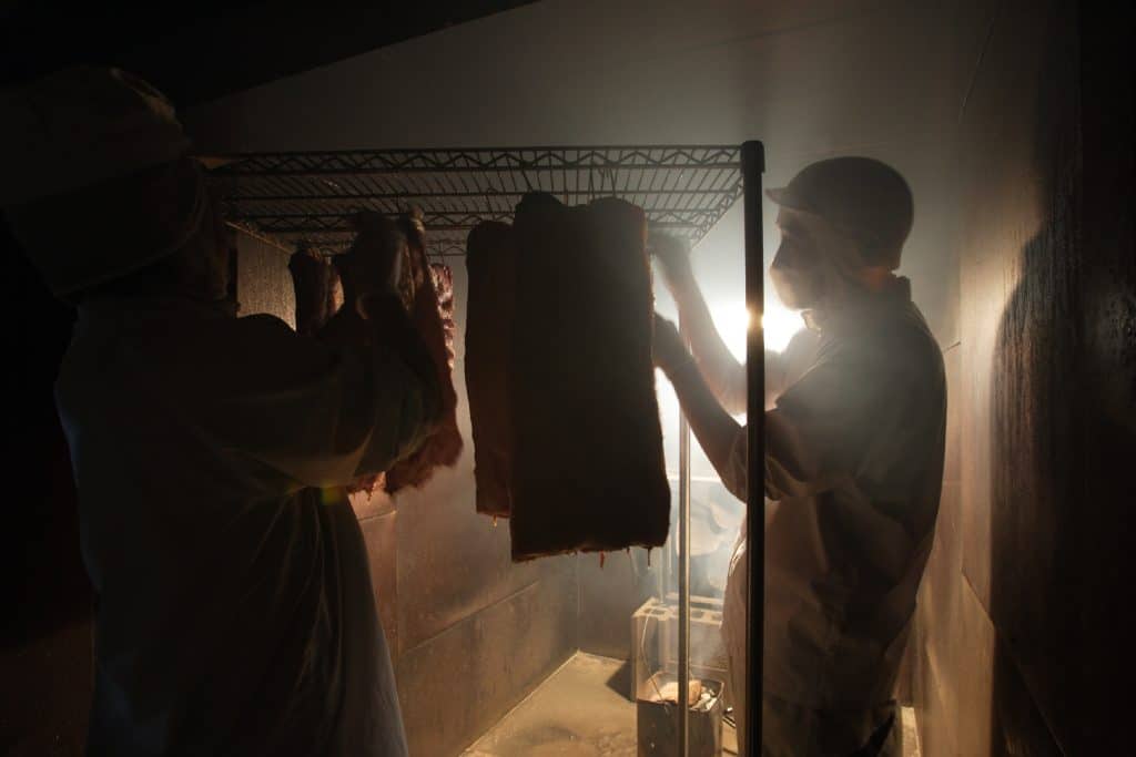 職人が直火を管理している炎の様子