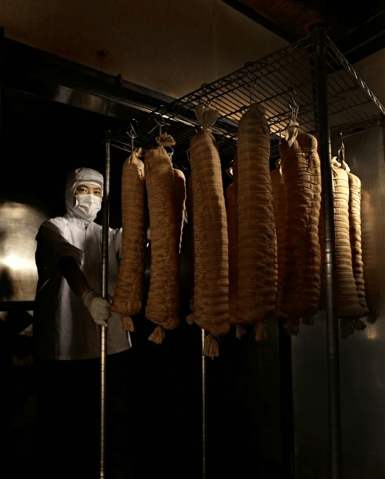 ハムの燻製から仕上げて、燻製庫からだしている風景