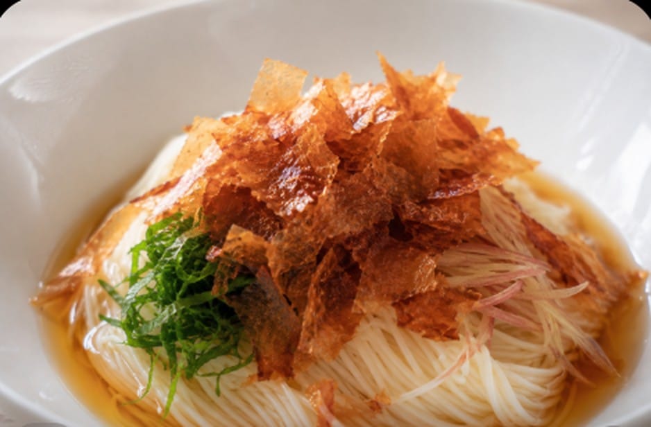 ベーコン節をのせた冷たいそうめん