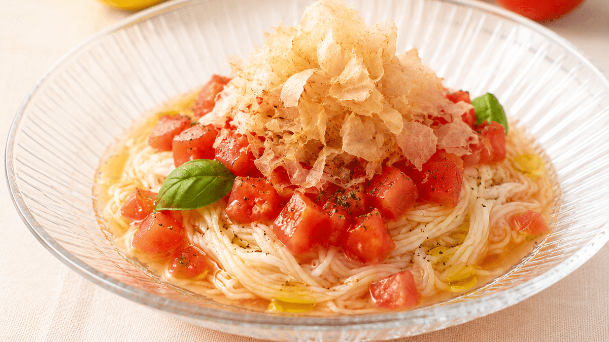 冷製トマトそうめん ベーコン節®仕立て｜完熟トマトの酸味と燻香が主役の夏レシピ