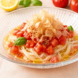 冷製トマトそうめん ベーコン節®仕立て｜完熟トマトの酸味と燻香が主役の夏レシピ