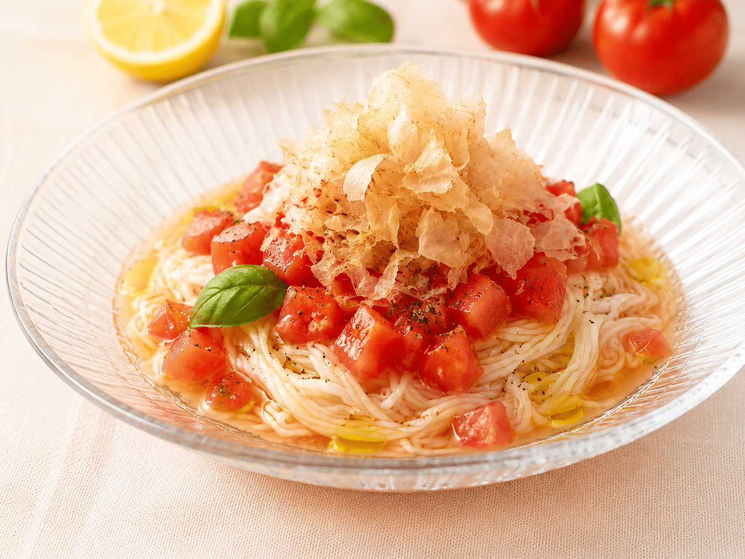 完熟トマトとベーコン節®を合わせた冷製トマトそうめん。オリーブオイルとレモンでさっぱりと仕上げている