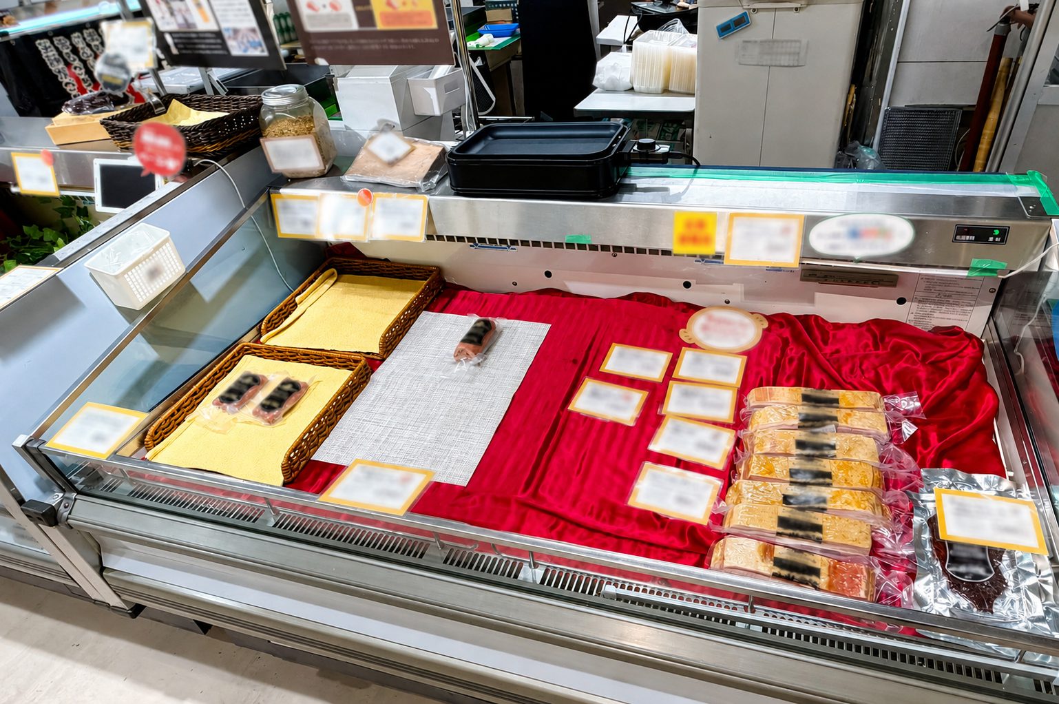 エーデルワイスファームの催事売り場で、閉店間際にほとんどの商品が品薄になった陳列ケース
