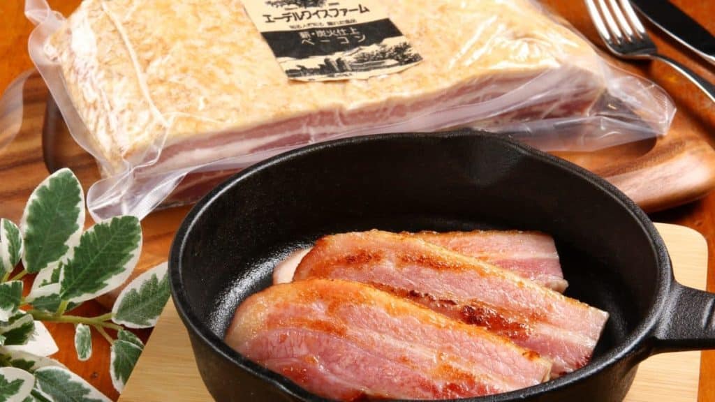 エーデルワイスファームの薪・炭火仕上げベーコン(パッケージと焼いた状態)