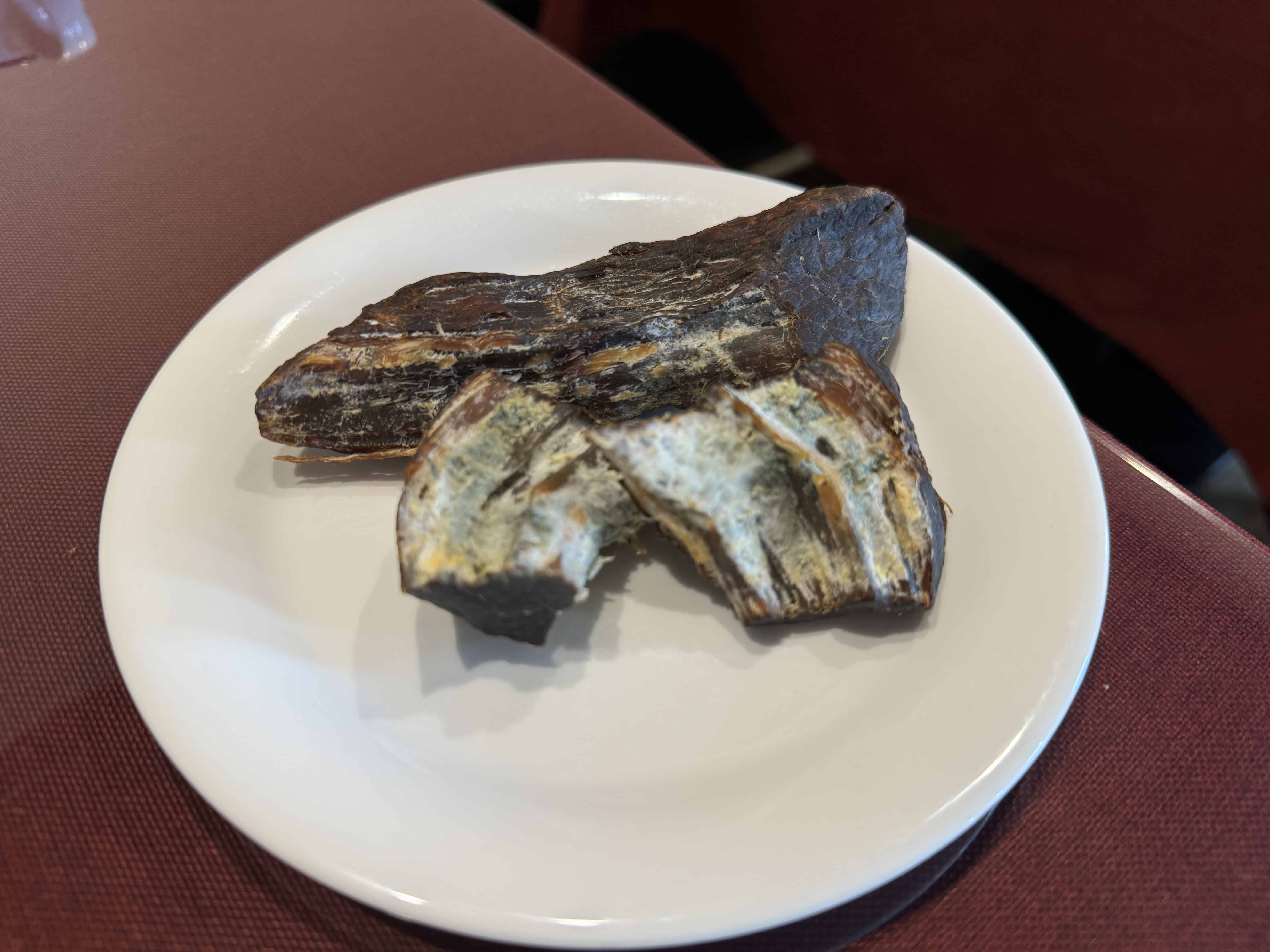 脂が多く内部までカビが入り込みスカスカになった失敗例の断面