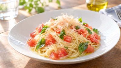 冷製カッペリーニ ベーコン節®仕立て｜トマトとバジルに削りたてを後がけする夏の一皿