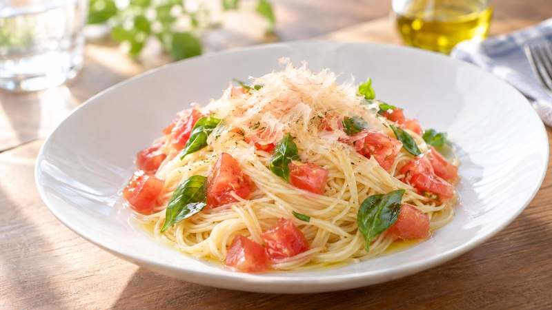 トマトとバジルの冷製カッペリーニに、ベーコン節を後がけした夏のパスタ