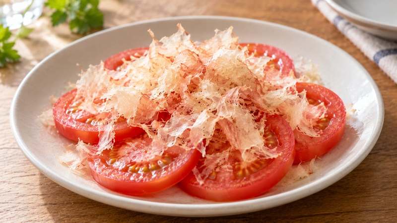輪切りにした冷やしトマトに、ベーコン節をのせた夏の副菜
