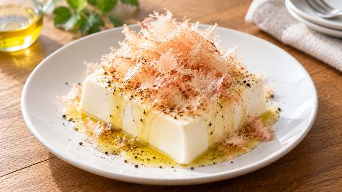 冷奴の上にベーコン節®をのせ、オリーブオイルをかけた洋風の食べ方
