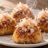 焼きおにぎりのベーコン節®まぶし｜焼き上がりの余熱でまとわせる