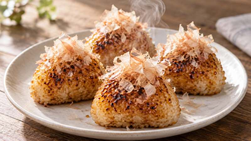 醤油を塗って焼いた焼きおにぎりに、ベーコン節®をまぶした一皿